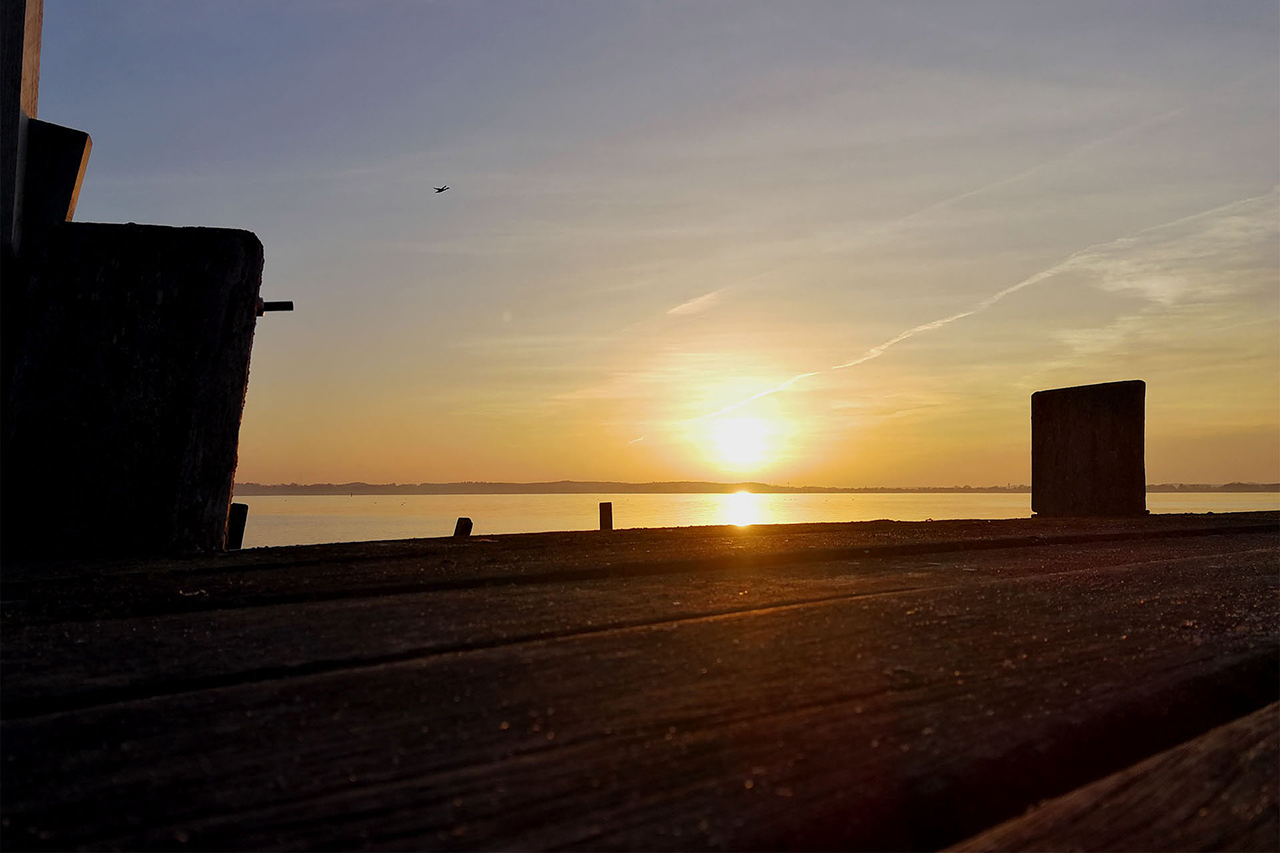 Solnedgang over bro ved Brunsnæs